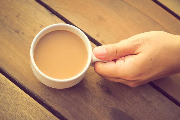 Primo Piano Tazza Caffè Mano Sul Tavolo Legno — Foto Stock