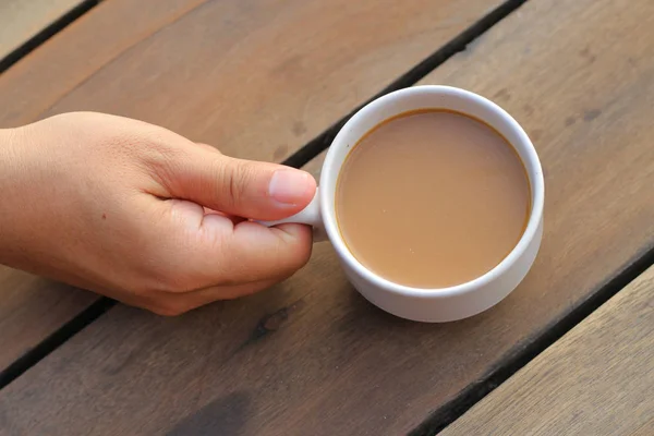 Primo Piano Tazza Caffè Mano Sul Tavolo Legno — Foto Stock