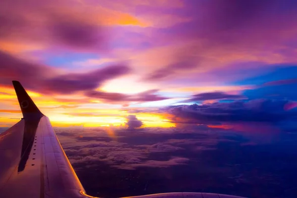 Verschwommene Dämmerung Und Sonnenuntergang Über Den Wolken Und Dem Flügel — Stockfoto