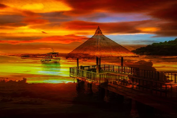夕暮れの背景と桟橋へ船で海 — ストック写真