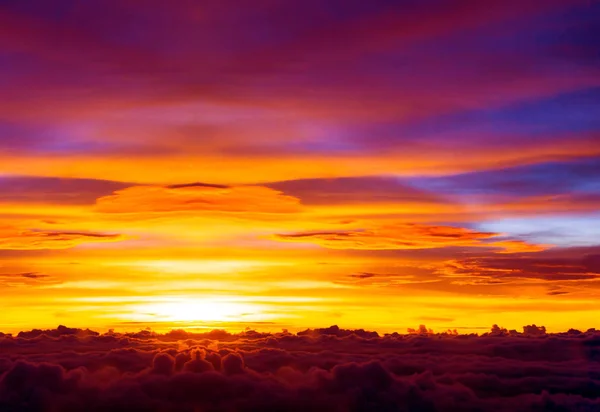夕暮れ雲と空の背景 カラフルな劇的な空に沈む夕日 — ストック写真