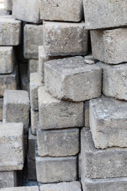 Eski tuğla blok yürüyüş yolu yapımı için kullanılan.