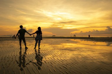 Kaç sevgilisi sahilde silüeti.