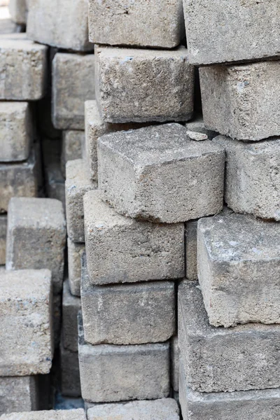 Eski tuğla blok yürüyüş yolu yapımı için kullanılan.