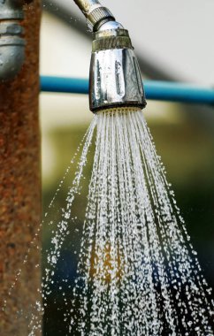 Eski duş dışında su akar