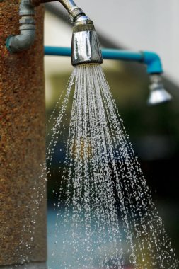 Eski duş dışında su akar