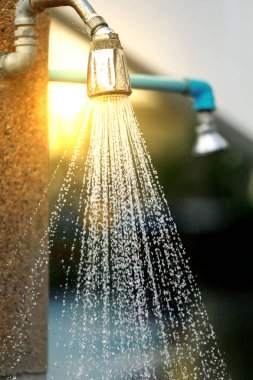 Eski duş dışında su akar