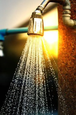 Eski duş dışında su akar