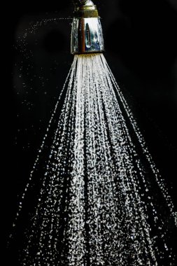 Eski duş dışında su akar