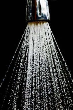 Eski duş dışında su akar