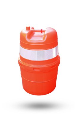 Beyaz arkaplanda trafik konisi izole edildi