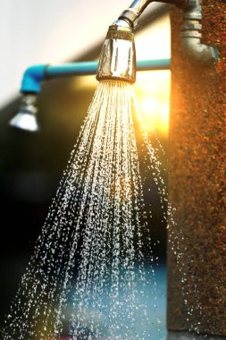 Eski duş dışında su akar