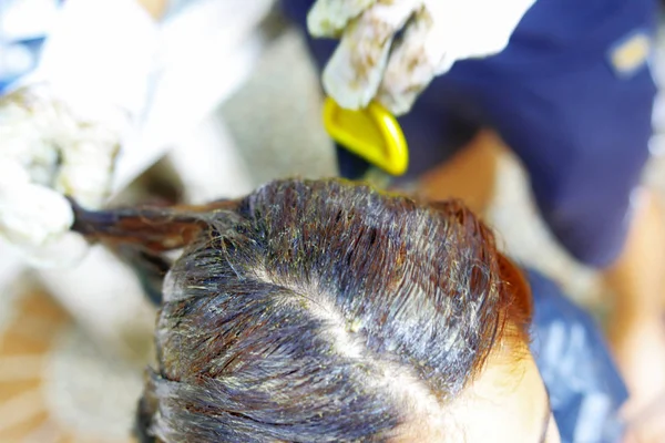 染色の髪のプロセスまたは髪を着色するプロセス — ストック写真