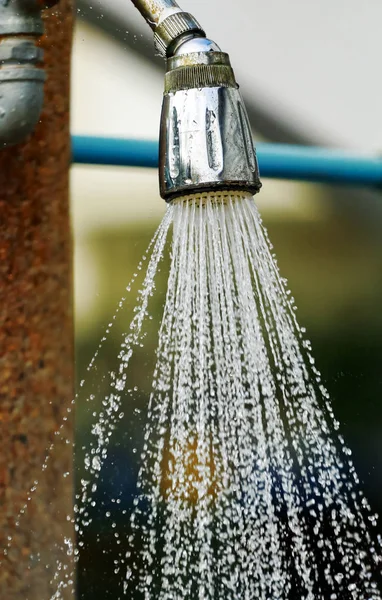 Eski duş dışında su akar