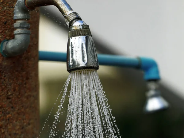 Eski duş dışında su akar