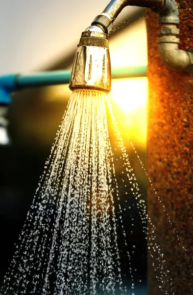 Eski duş dışında su akar