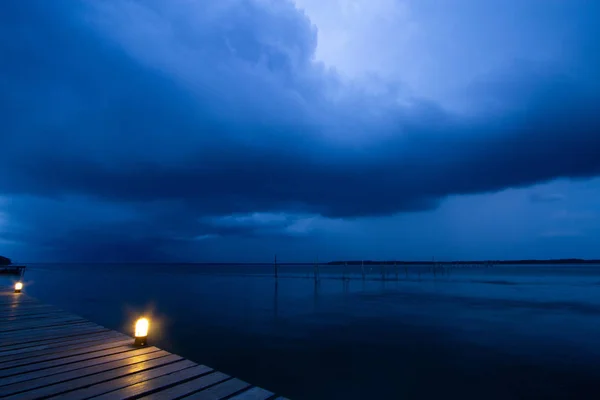 海の上雨が降って雲 — ストック写真