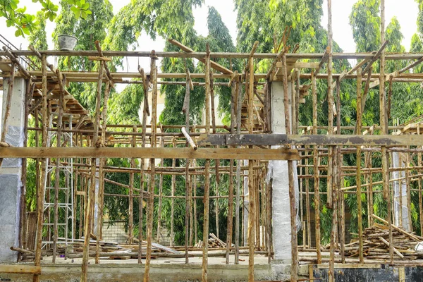 Ahşap inşaat desteğinde. Ahşap iskele