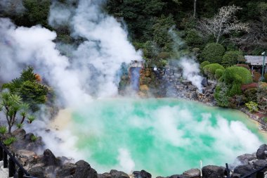 Umi Jigoku (deniz Hell) mavi su. Sekiz kaplıcalar birinde bulunan Beppu Oita, Japonya.