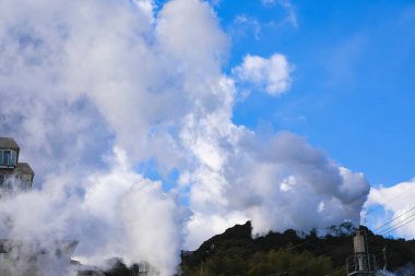 Sıcak buhar kaplıca hamam bacasından dışarı gözyaşları Beppu, Oita, Kyushu, Japonya