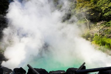 Umi Jigoku (deniz Hell) mavi su. Sekiz kaplıcalar birinde bulunan Beppu Oita, Japonya