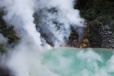 Umi Jigoku (deniz Hell) mavi su. Sekiz kaplıcalar birinde bulunan Beppu Oita, Japonya
