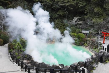 Umi Jigoku (deniz Hell) mavi su. Sekiz kaplıcalar birinde bulunan Beppu Oita, Japonya