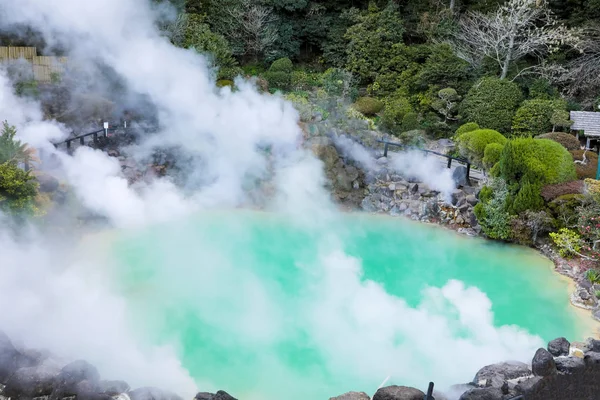 Umi Jigoku (deniz Hell) mavi su. Sekiz kaplıcalar birinde bulunan Beppu Oita, Japonya