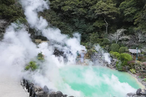 Umi Jigoku (deniz Hell) mavi su. Sekiz kaplıcalar birinde bulunan Beppu Oita, Japonya