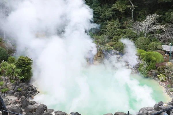 Umi Jigoku (deniz Hell) mavi su. Sekiz kaplıcalar birinde bulunan Beppu Oita, Japonya