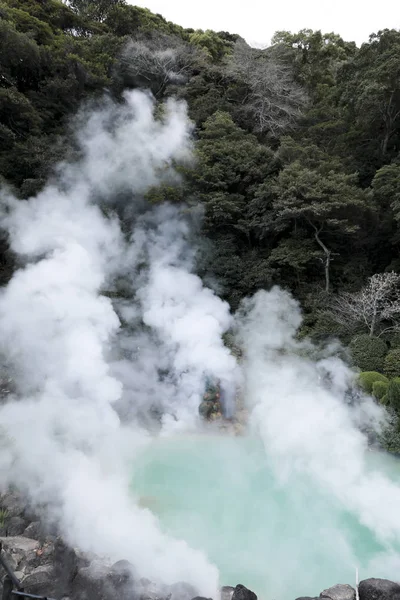 Umi Jigoku (deniz Hell) mavi su. Sekiz kaplıcalar birinde bulunan Beppu Oita, Japonya