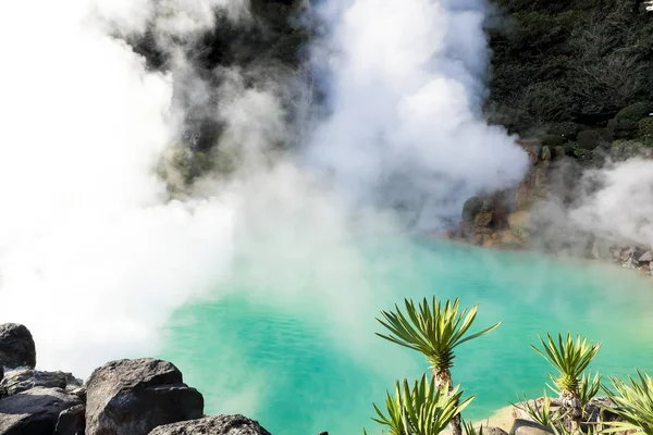 Umi Jigoku (deniz Hell) mavi su. Sekiz kaplıcalar birinde bulunan Beppu Oita, Japonya