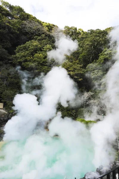 Umi Jigoku (deniz Hell) mavi su. Sekiz kaplıcalar birinde bulunan Beppu Oita, Japonya