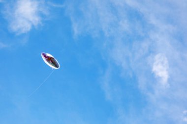 balon oyuncak mavi gökyüzü üzerinde