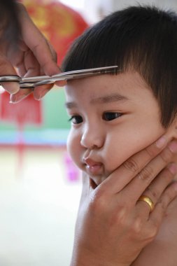 Yüz değiştirme: küçük Asya çocuk saç kesimi Kuaför tarafından oluyor