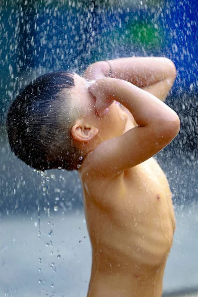 Kid Pojke Leker Med Vatten Dusch — Stockfoto