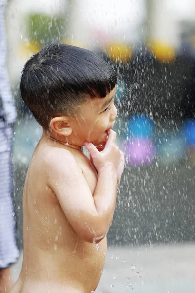 Kid Pojke Leker Med Vatten Dusch — Stockfoto