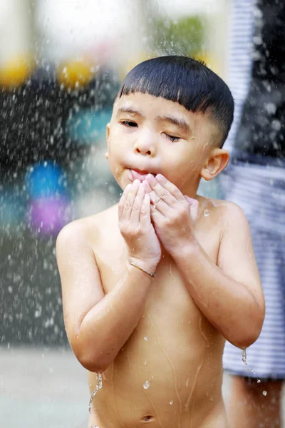 Kid Pojke Leker Med Vatten Dusch — Stockfoto