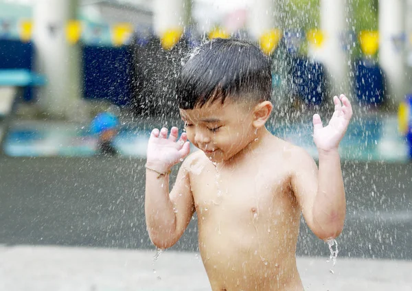 Kid Pojke Leker Med Vatten Dusch — Stockfoto