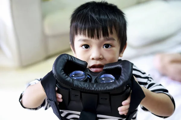 Νεαρό Αγόρι Γυαλιά Εικονικής Πραγματικότητας — Φωτογραφία Αρχείου