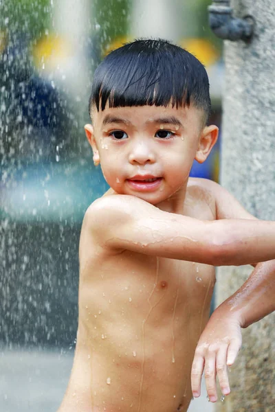 Dítě Chlapec Hraje Vodou Během Sprchu — Stock fotografie