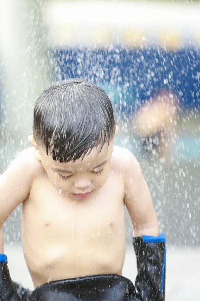 Junge Spielt Beim Duschen Mit Wasser — Stockfoto