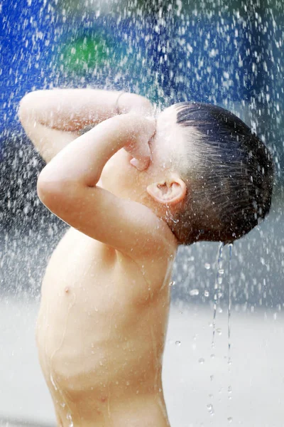 Junge Spielt Beim Duschen Mit Wasser — Stockfoto