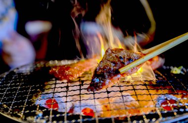 Japonca ocakta kömür üzerinde et ızgara