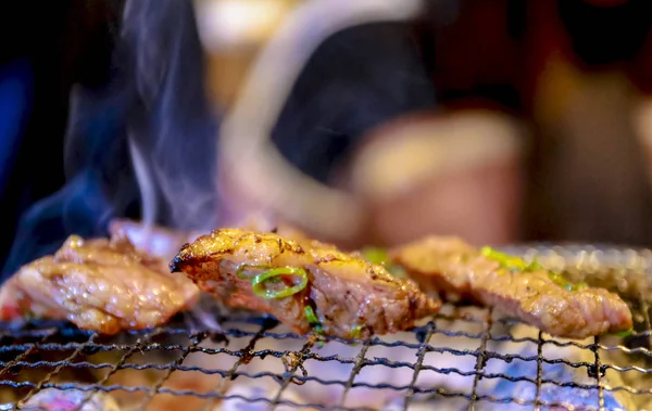 Carne Grelhada Japonesa Sobre Carvão Vegetal Fogão — Fotografia de Stock