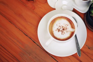 ahşap üzerinde kahve