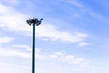 Zemin üzerine mavi gökyüzü ile elektrik direğine