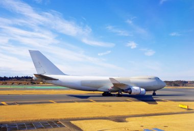 Beyaz arka plan üzerinde izole ticari hava uçak.