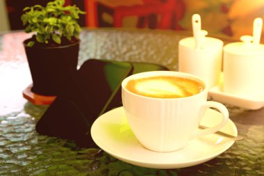 Kahve fincanı masanın üstünde.