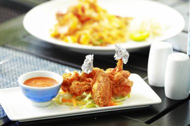 Tavuk kanatları, kızarmış tavuk budu, lezzetli Tay gıda